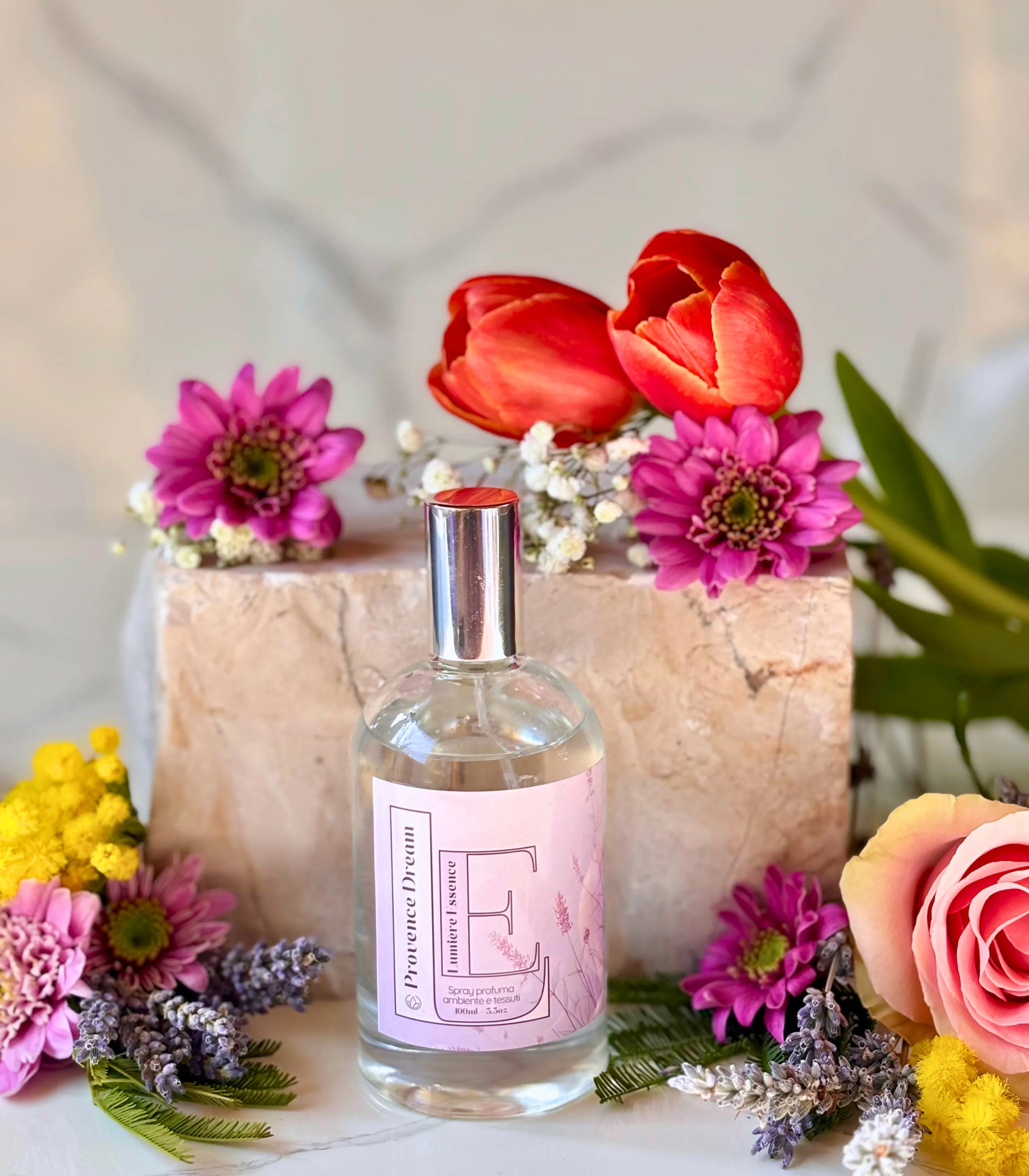 Spray per ambiente e tessuti con profumo Provence Dream, elegante flacone da 100ml su sfondo chiaro.