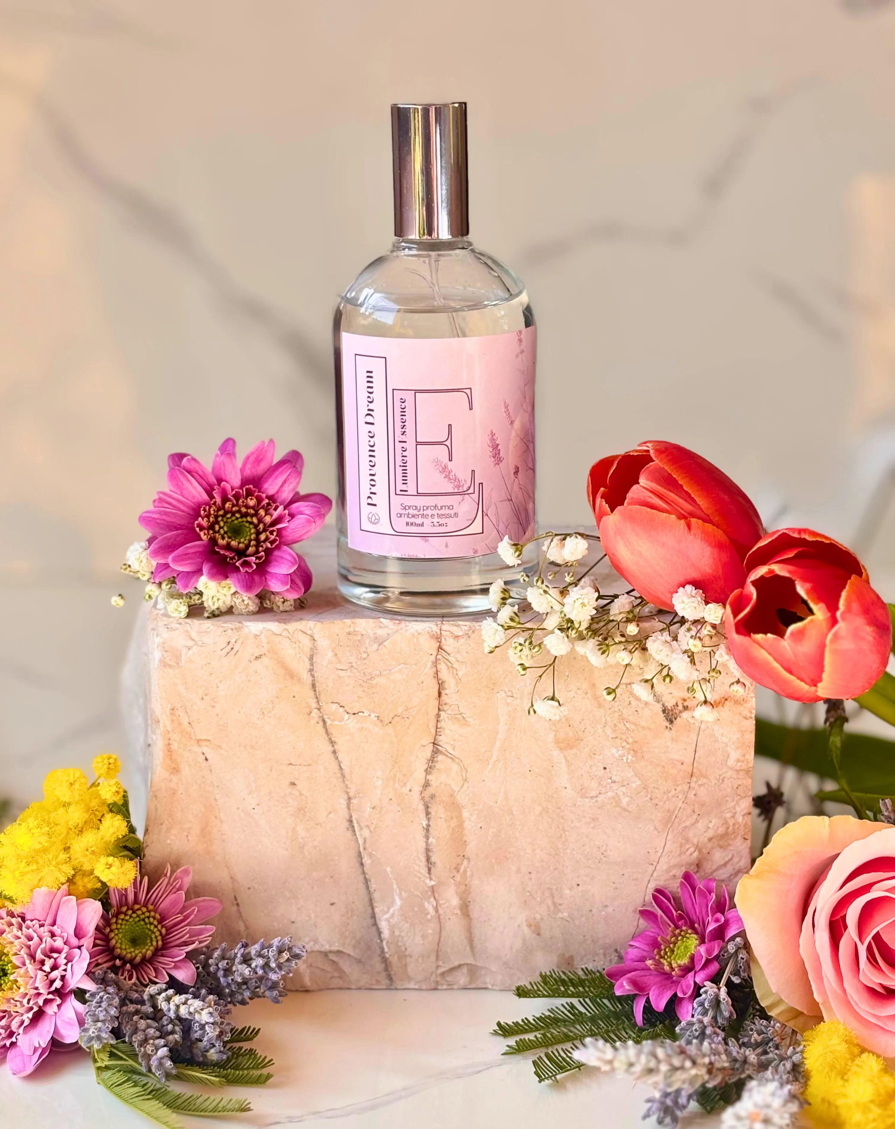 Spray per ambiente e tessuti Provence Dream in flacone elegante, perfetto per profumare e rinfrescare gli spazi.