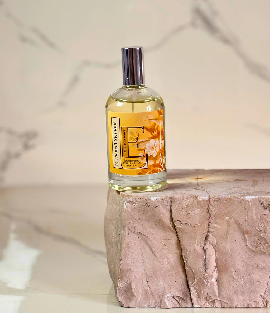 Spray per ambienti e tessuti Ricordi Siciliani in flacone da 100ml, elegante design e profumo avvolgente.