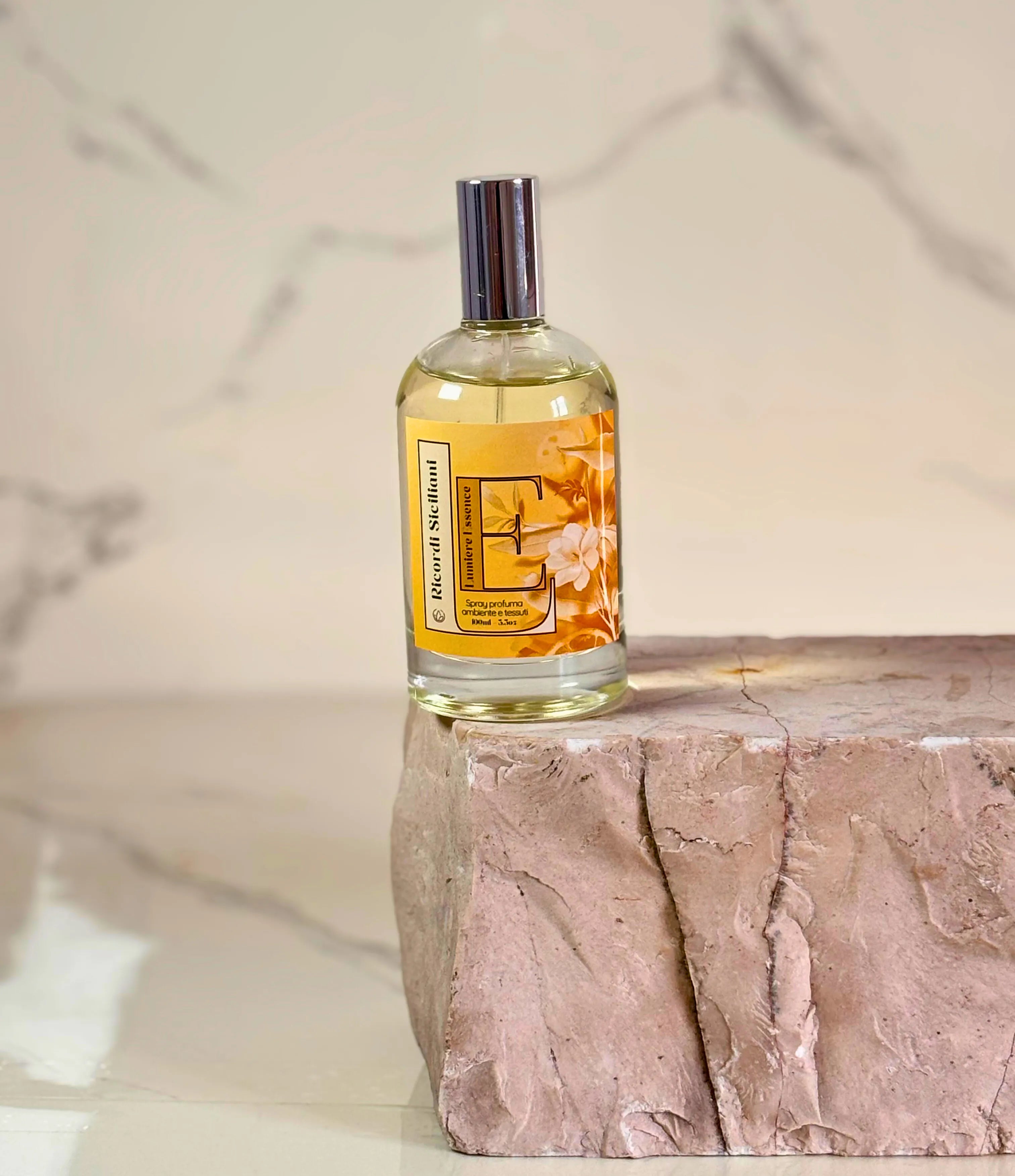 Spray per ambienti e tessuti Ricordi Siciliani in flacone da 100ml, elegante design e profumo avvolgente.