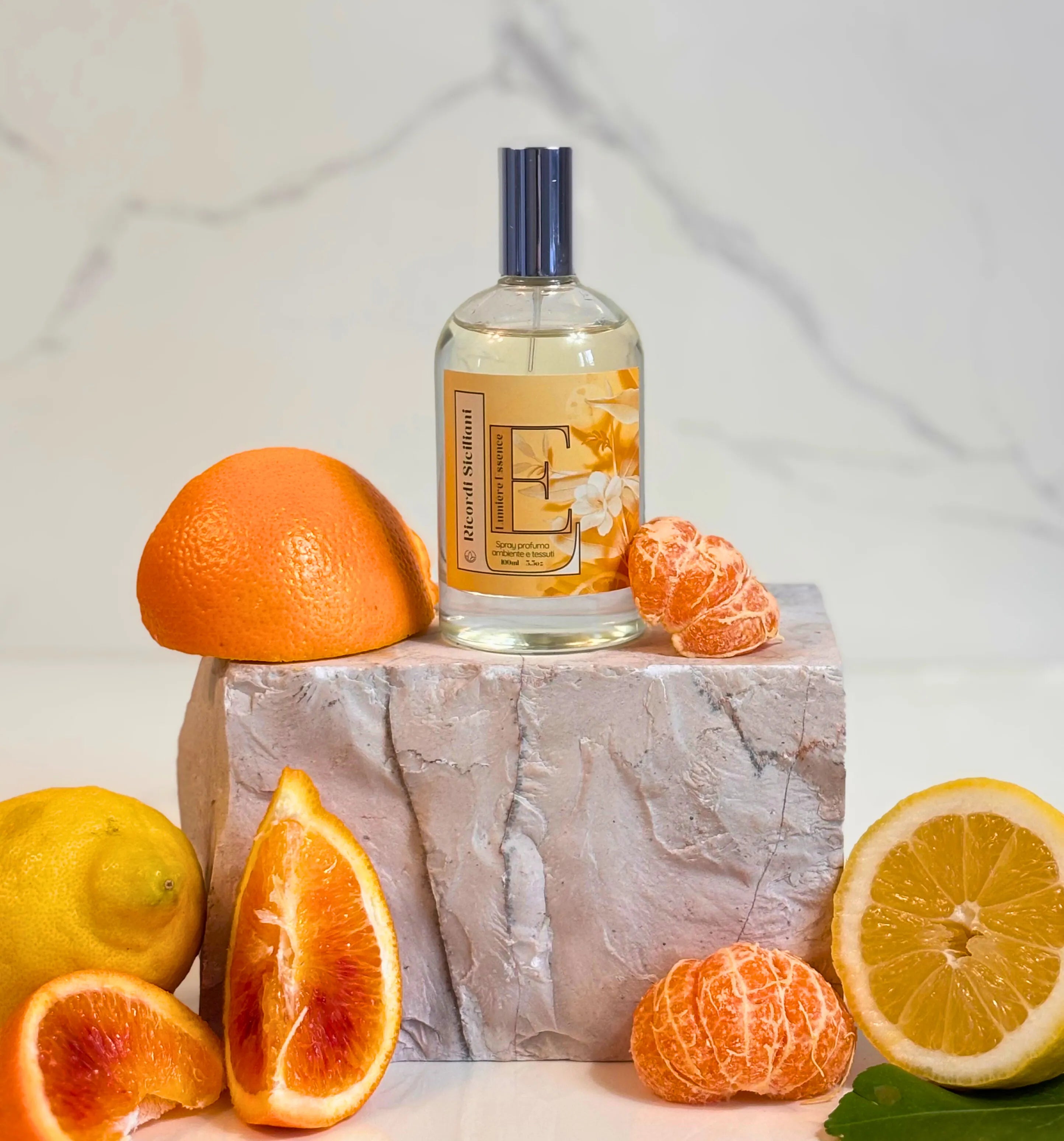 Spray profumatore per ambiente e tessuti con design elegante e profumo ispirato alla Sicilia, 100 ml.