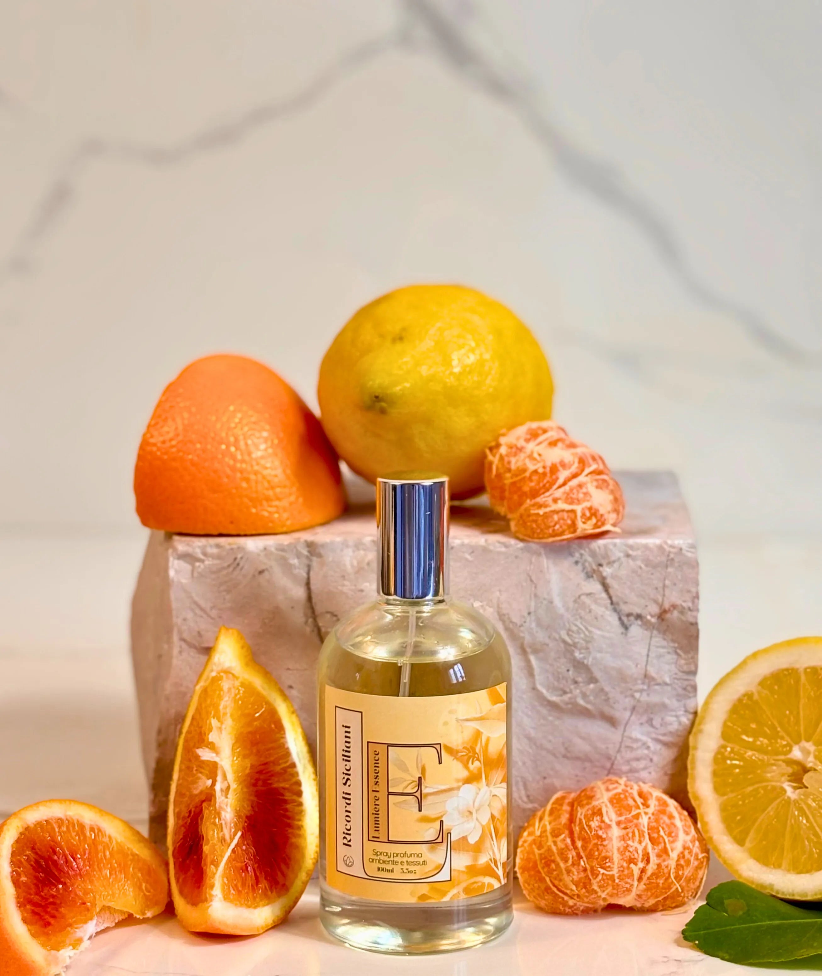 Spray profumatore per ambienti e tessuti, etichetta Ricordi Siciliani, flacone da 100ml.