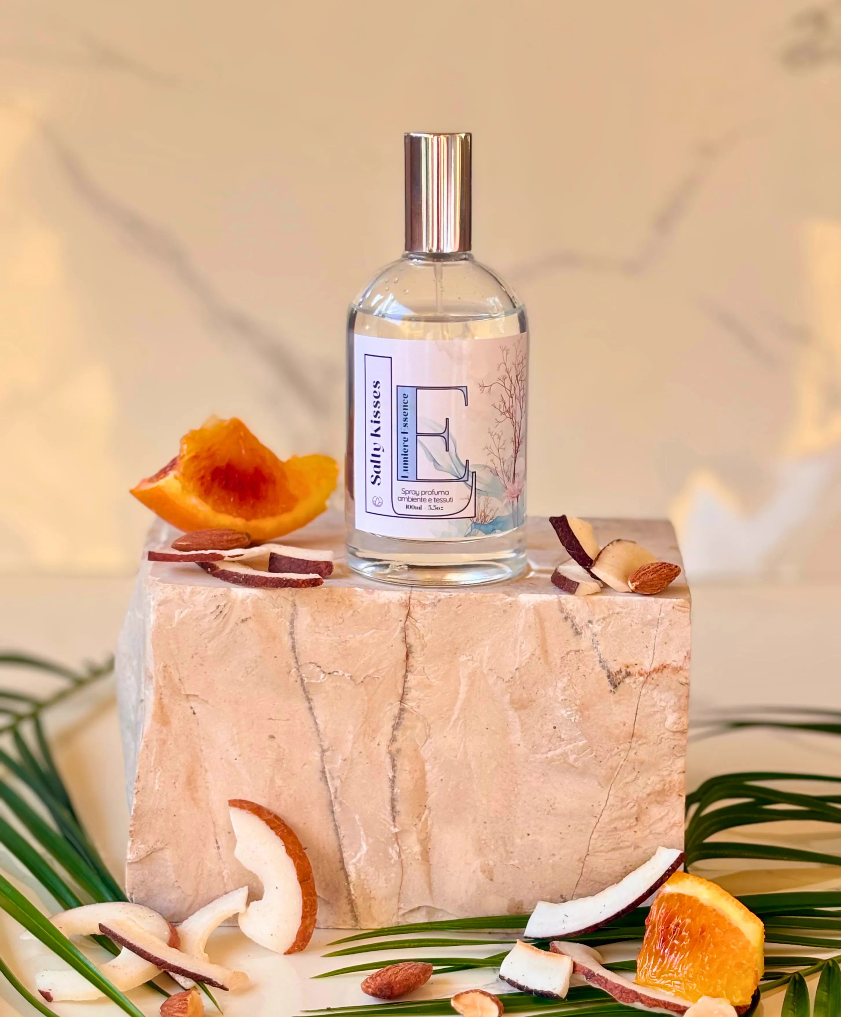 Spray ambiente e tessuti Salty Kisses da 100ml, profumazione fresca in un flacone elegante con etichetta colorata.