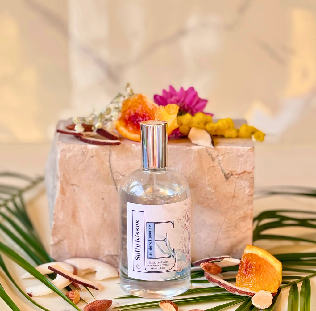 Spray profumatore ambiente e tessuti Salty Kisses in flacone da 100ml, elegante e con design accattivante.