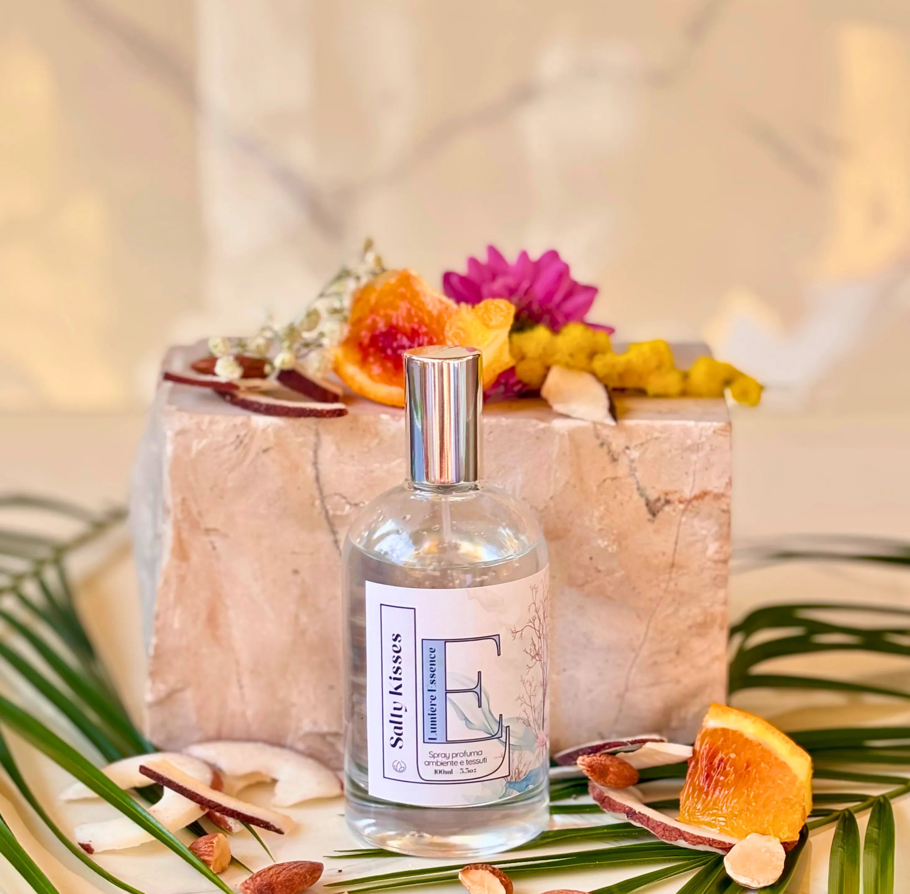 Spray profumatore ambiente e tessuti Salty Kisses in flacone da 100ml, elegante e con design accattivante.