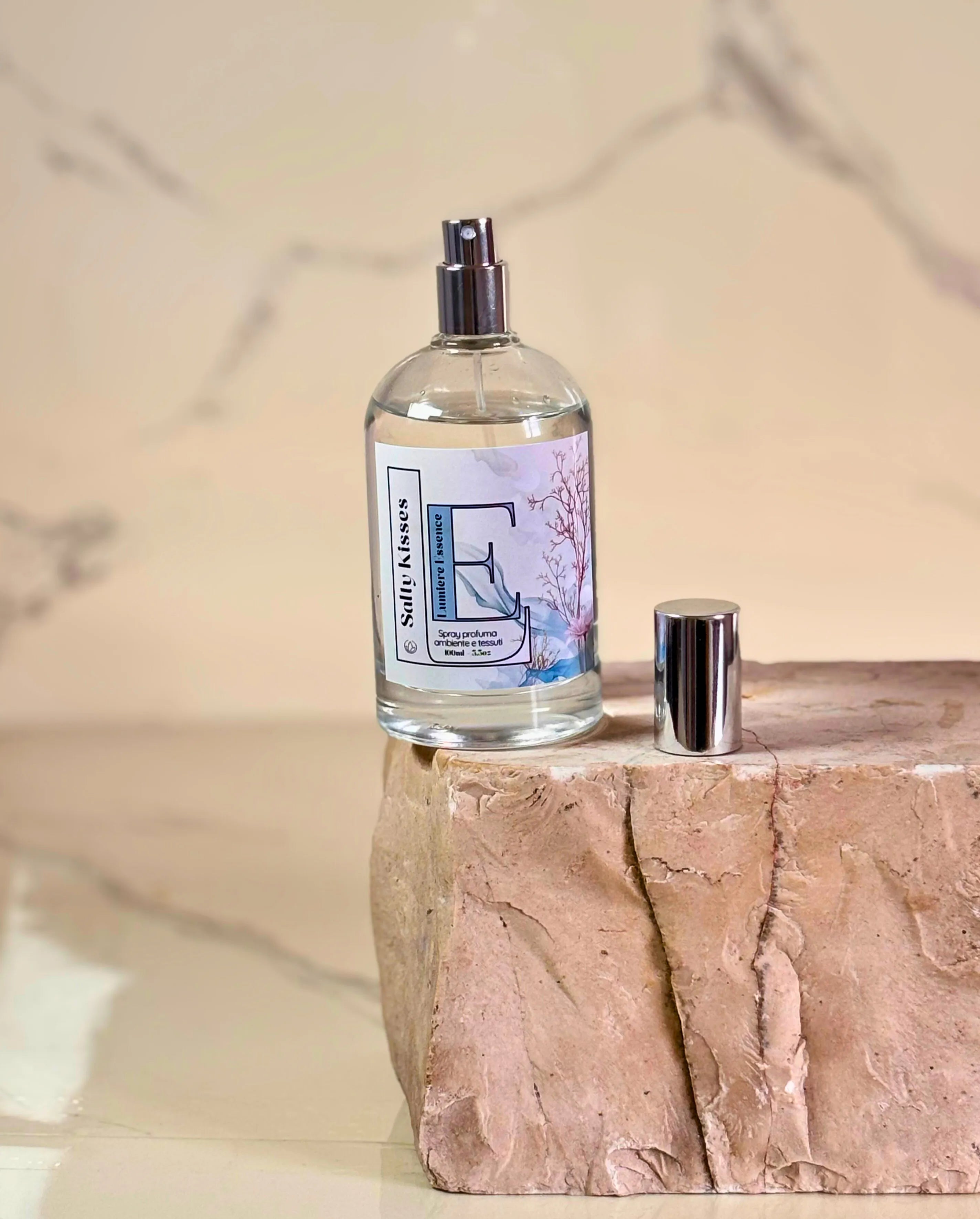 Flacone spray ambientale Salty Kisses, profumo per tessuti e ambiente da 100ml, con packaging elegante.