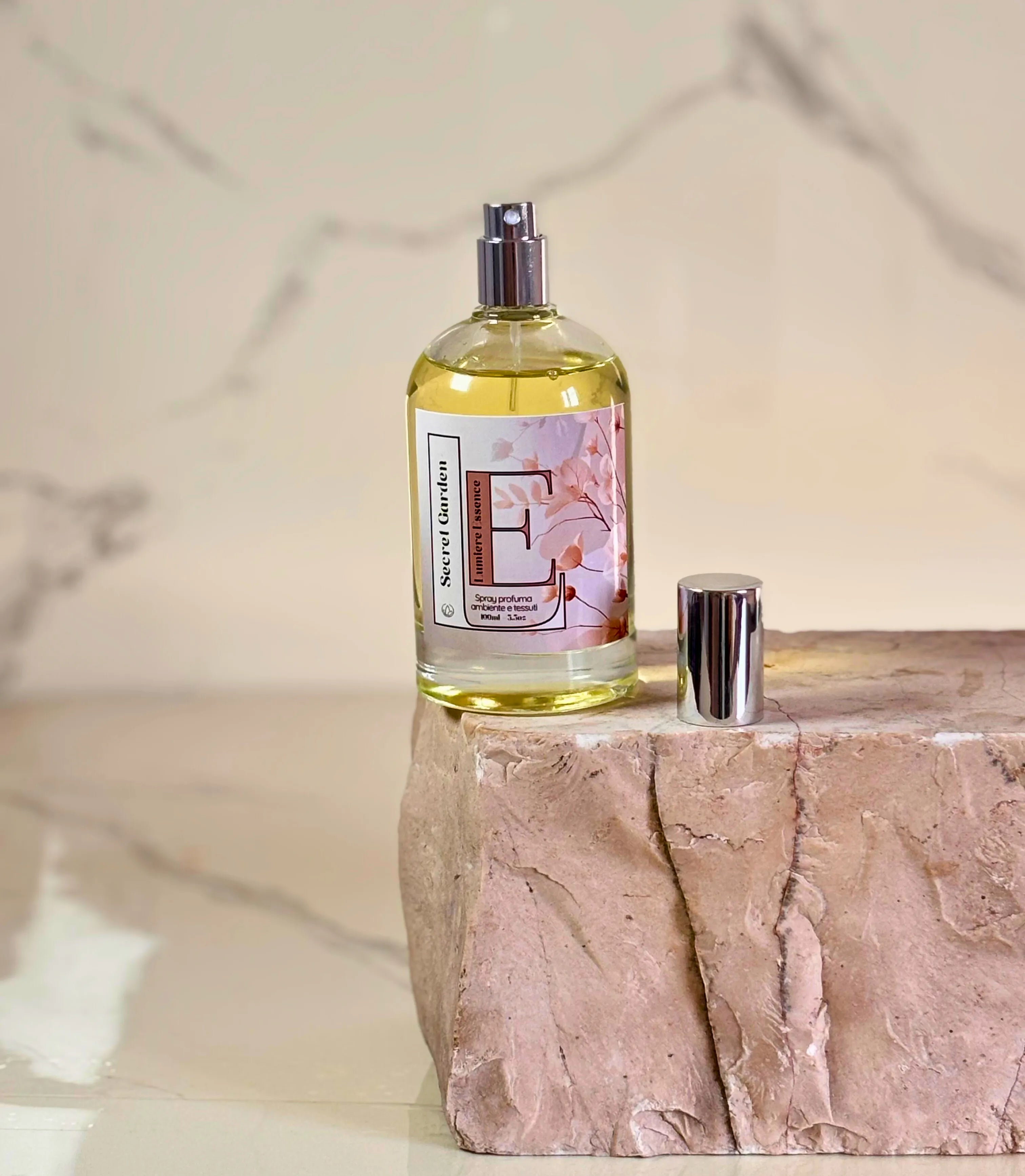 Spray profumante ambiente e tessuti Secret Garden, flacone elegante da 100ml con design raffinato.