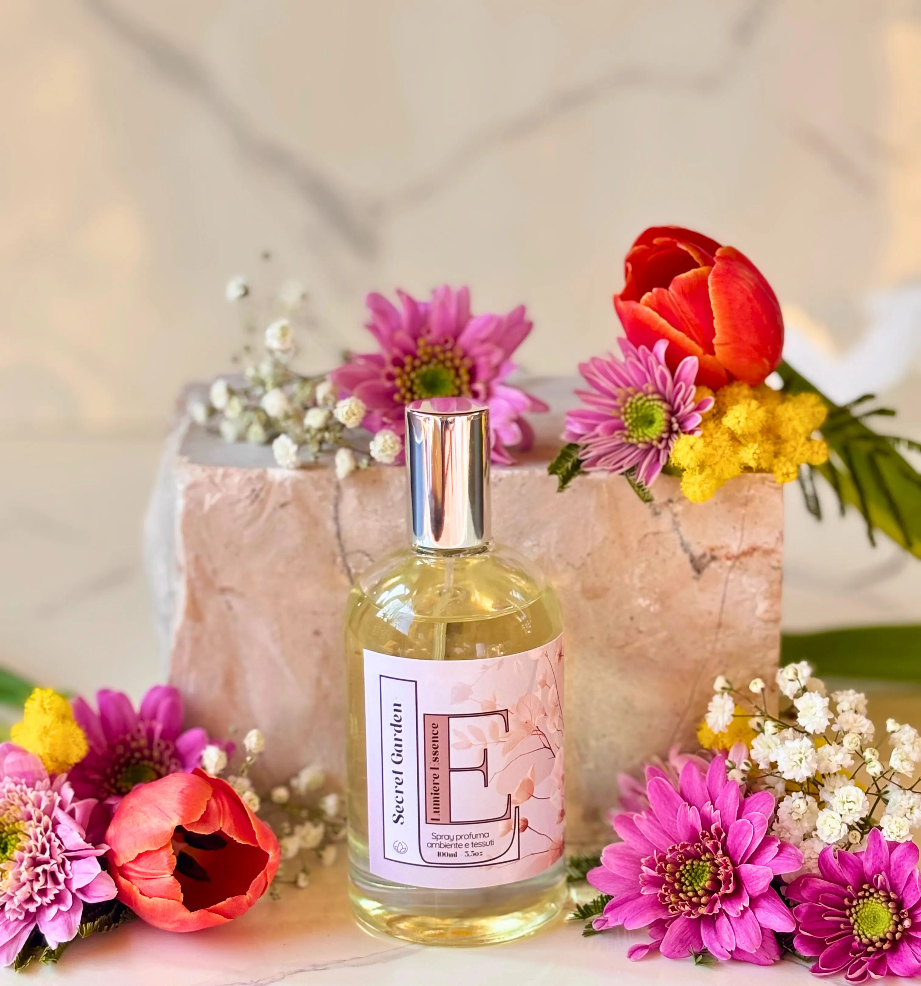 Spray profumatore per ambienti e tessuti Secret Garden, elegante flacone da 100ml con design raffinato.