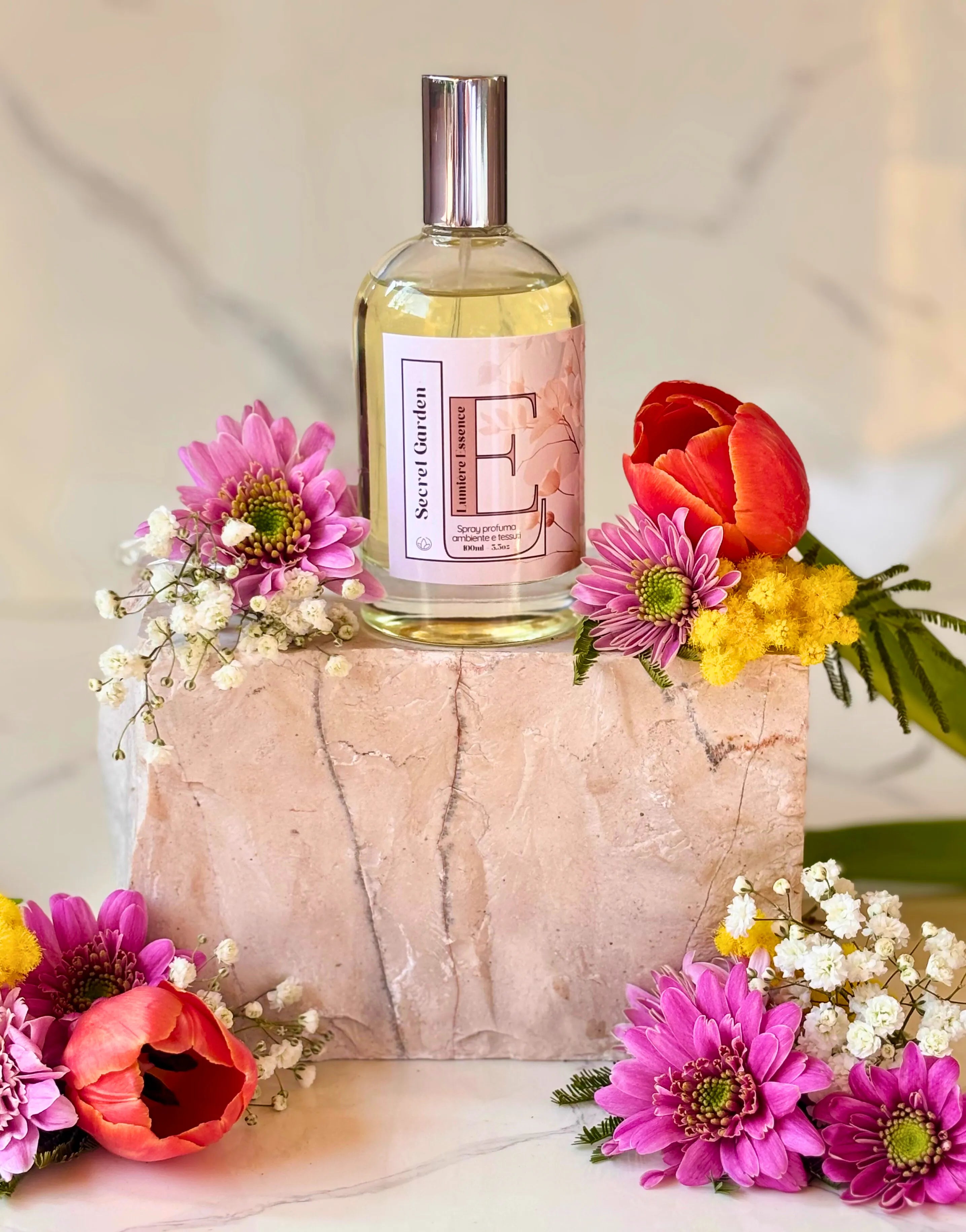 Spray profumante per ambiente e tessuti Secret Garden in flacone elegante da 100ml.