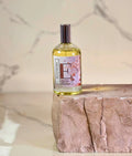Spray profumato per ambienti e tessuti del profumo Secret Garden in bottiglia da 100 ml.