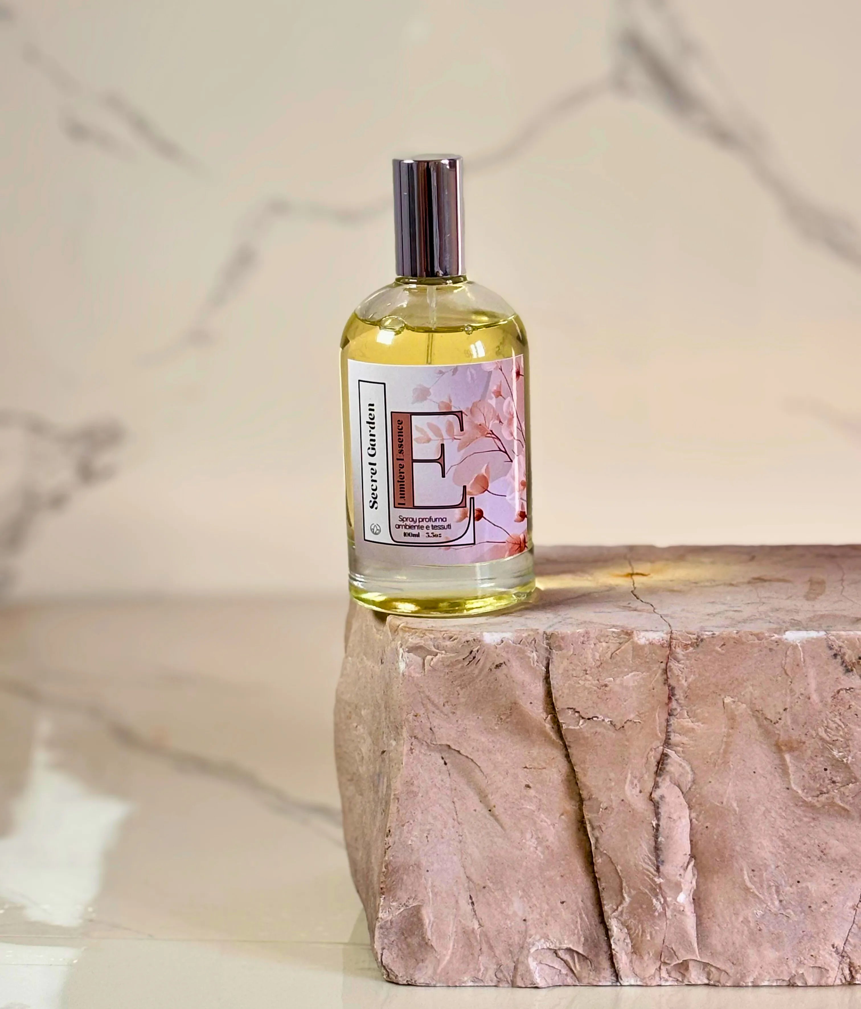 Spray profumato per ambienti e tessuti del profumo Secret Garden in bottiglia da 100 ml.