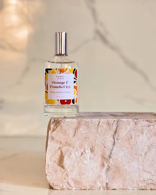 Spray profuma ambiente e tessuti in bottiglietta di vetro su pietra di marmo