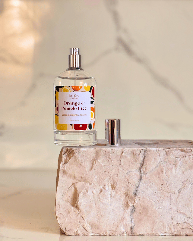 Spray profuma ambiente e tessuti in bottiglietta di vetro su pietra di marmo