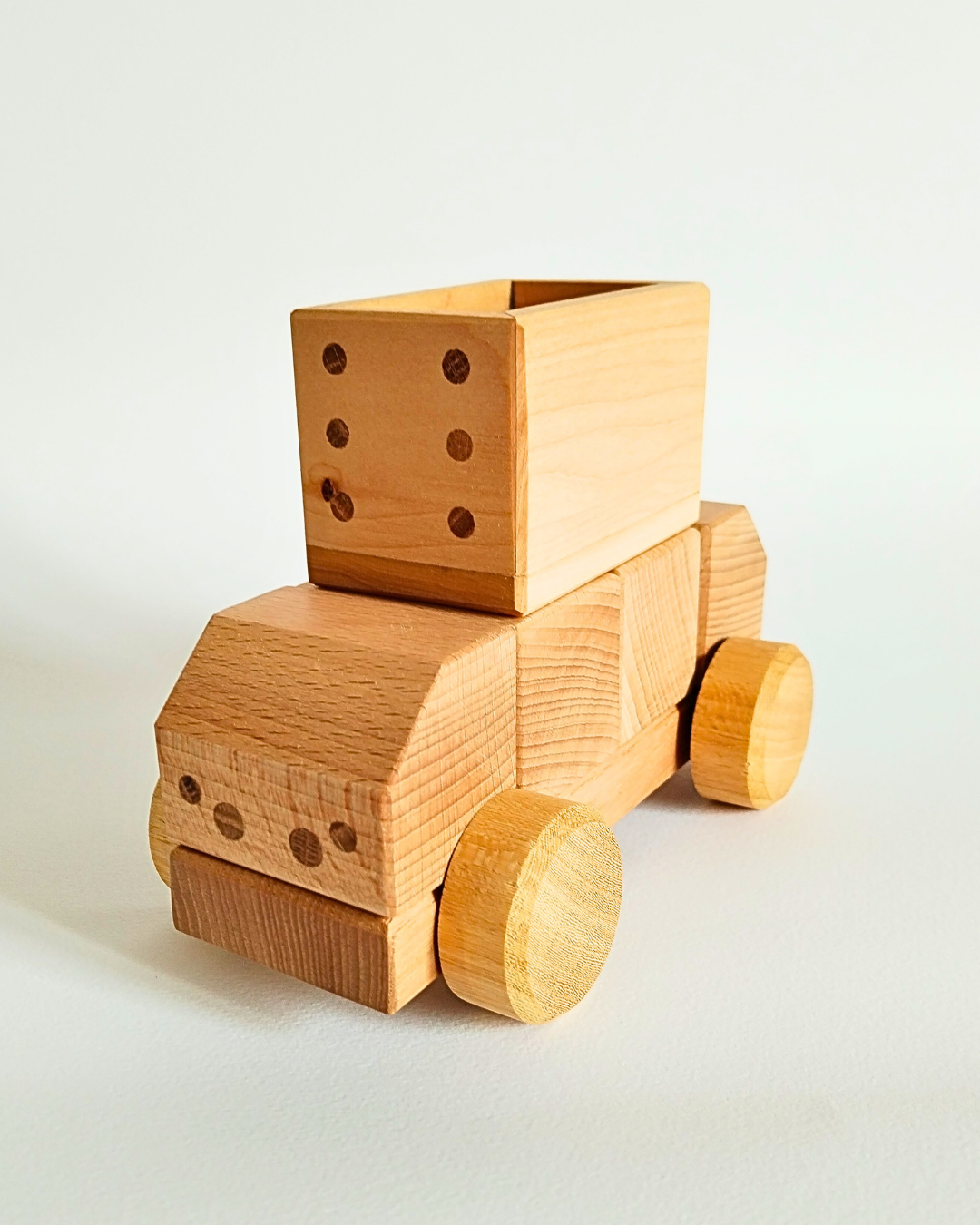 Stimolina: la macchinina in legno che accende la creatività dei bambini (e non solo!)