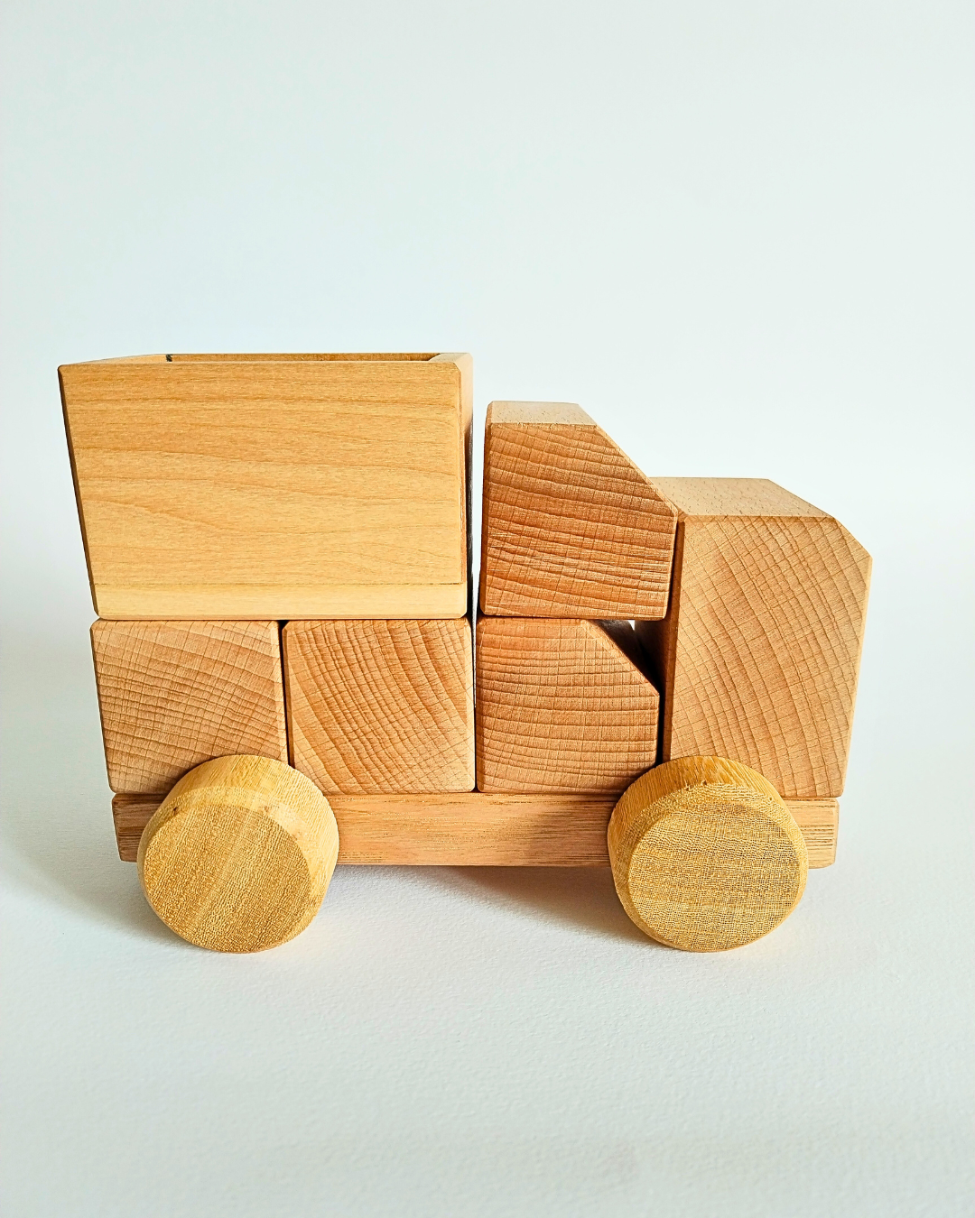 Stimolina: la macchinina in legno che accende la creatività dei bambini (e non solo!)