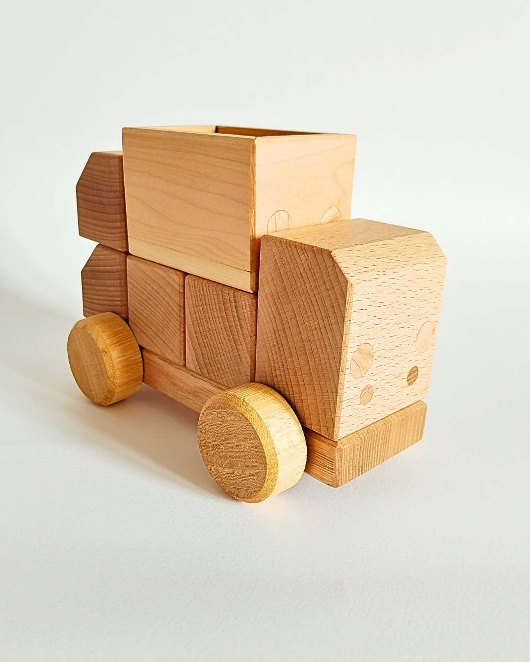 Stimolina: la macchinina in legno che accende la creatività dei bambini (e non solo!)