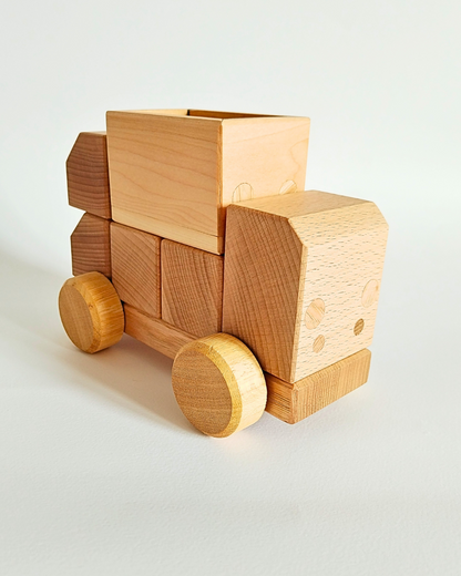 Stimolina: la macchinina in legno che accende la creatività dei bambini (e non solo!)