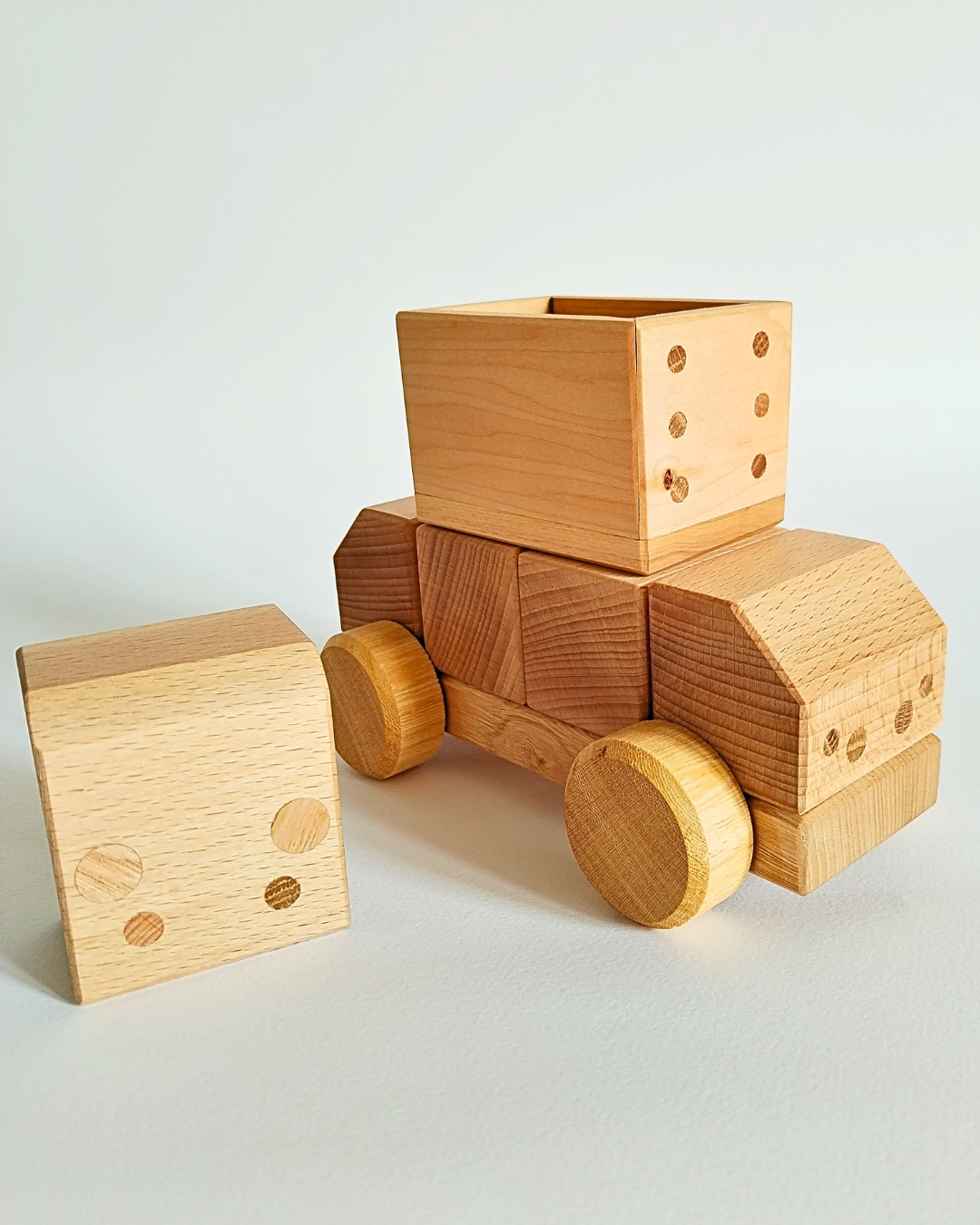 Stimolina: la macchinina in legno che accende la creatività dei bambini (e non solo!)