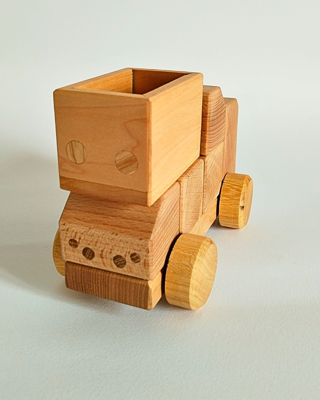 Stimolina: la macchinina in legno che accende la creatività dei bambini (e non solo!)