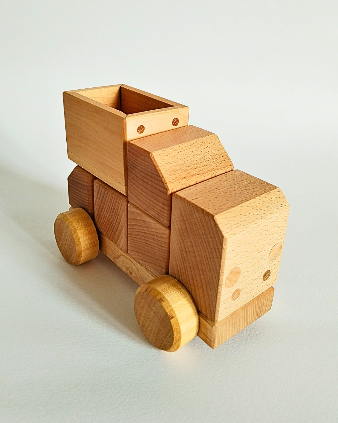 Stimolina: la macchinina in legno che accende la creatività dei bambini (e non solo!)
