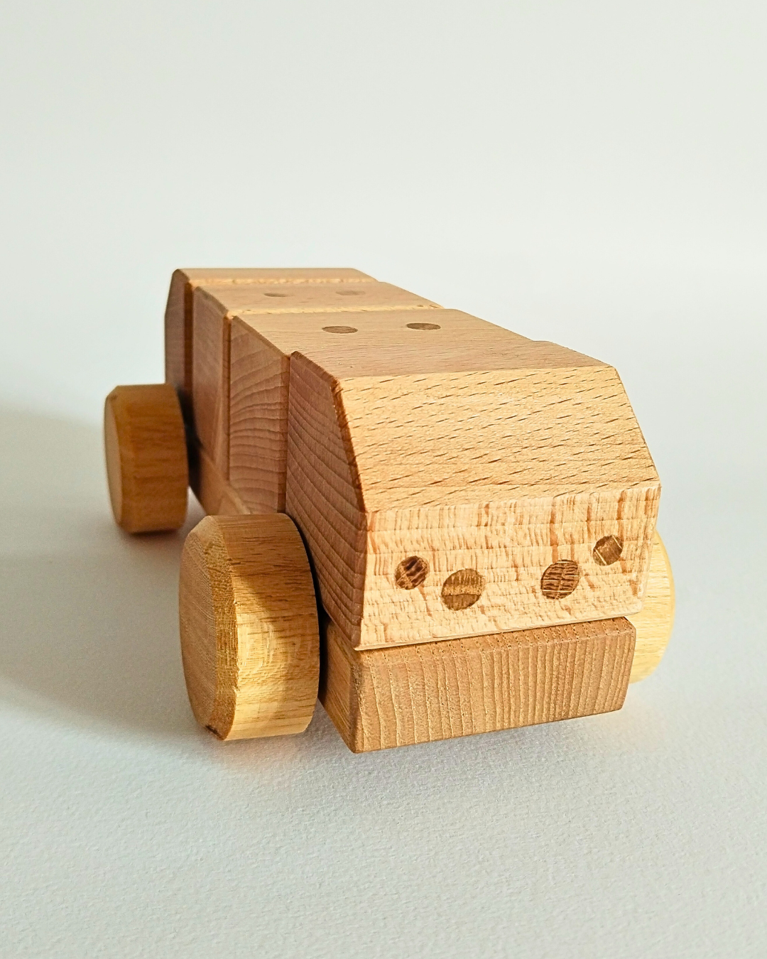 Stimolina: la macchinina in legno che accende la creatività dei bambini (e non solo!)
