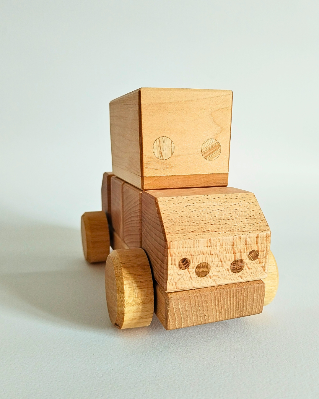 Stimolina: la macchinina in legno che accende la creatività dei bambini (e non solo!)