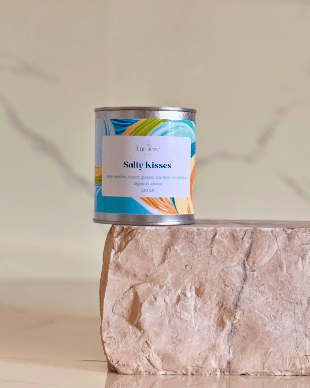 candela Salty Kisses su pietra di marmo