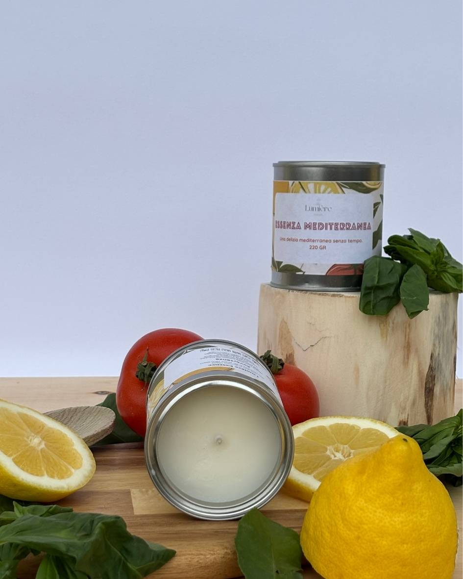 Candela aromatica Essenza Mediterranea, naturalmente raffinata, in vaso elegante da 220gr.