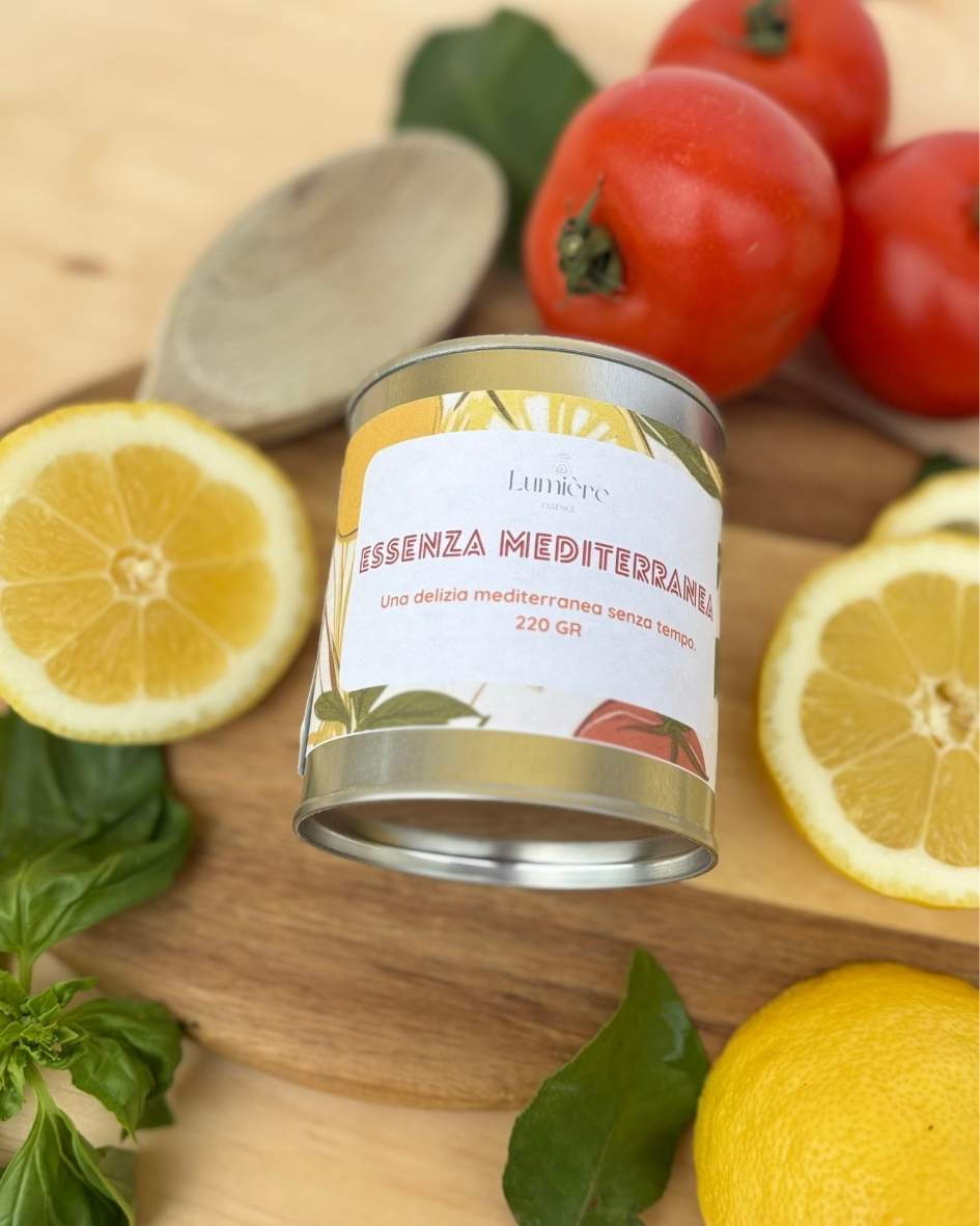 Candela aromatica Essenza Mediterranea in contenitore elegante, 220 gr, con fragranze naturali selezionate.
