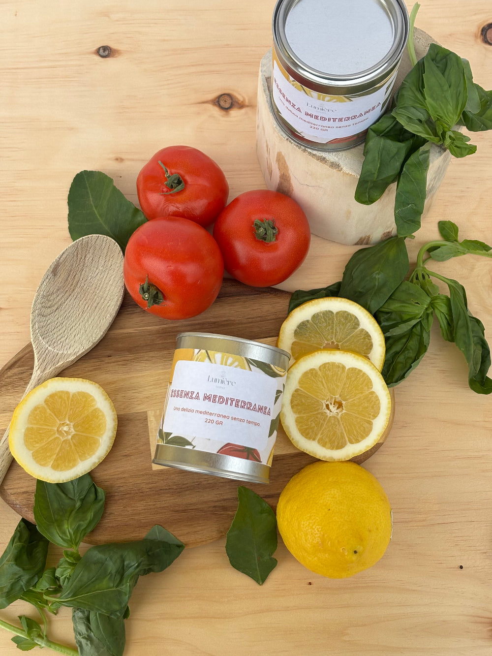 Essenza Mediterranea Candela: Un Viaggio Sensoriale tra Sole e Mare foto a distanza dall'alto su tagliere con pomodori e llimoni