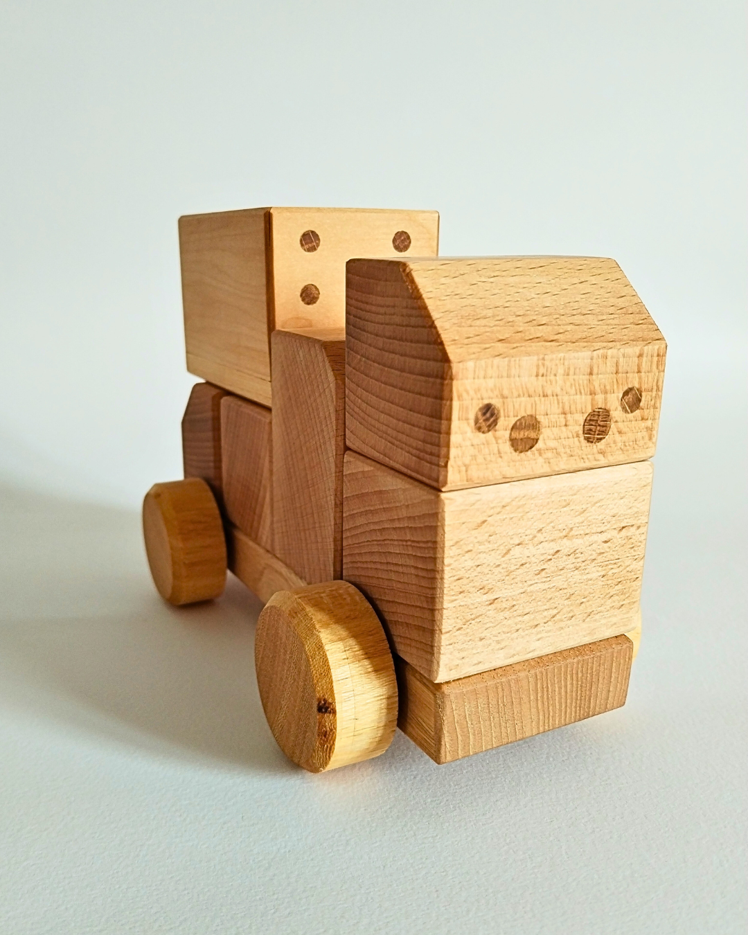 Stimolina: la macchinina in legno che accende la creatività dei bambini (e non solo!)